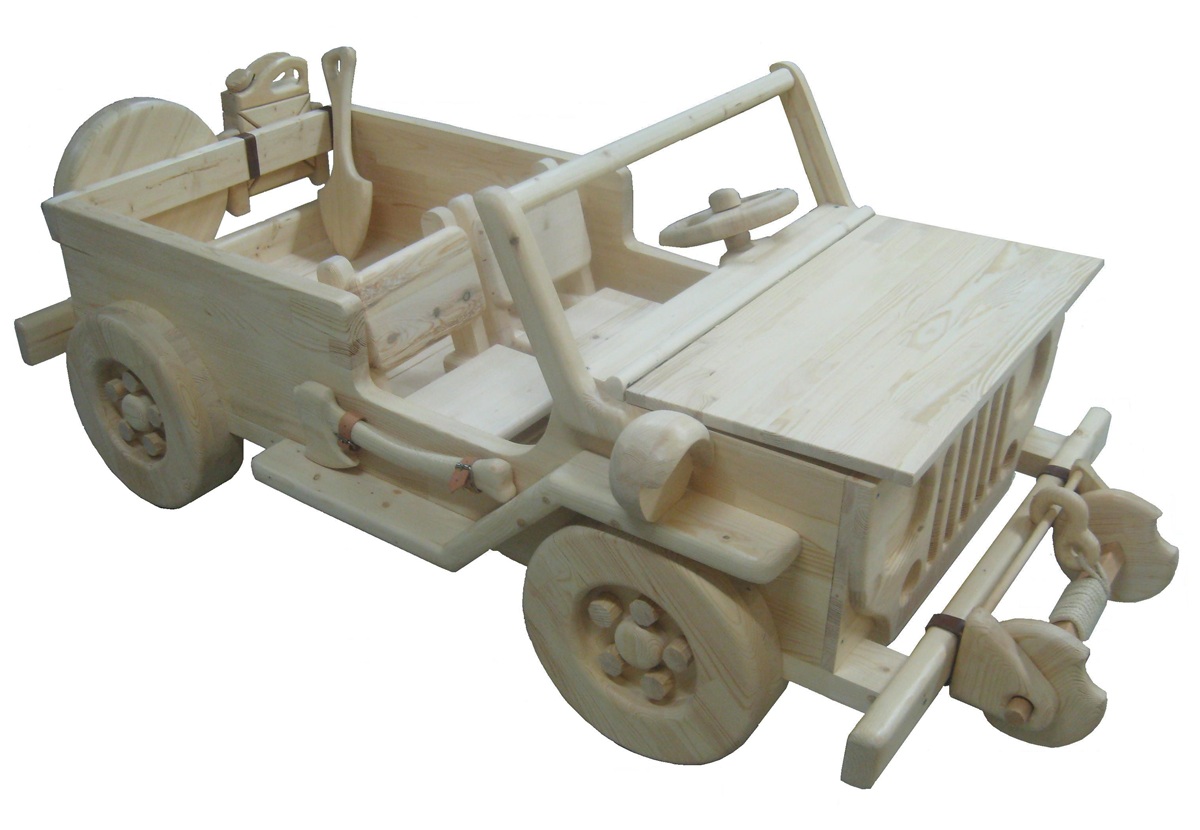 Drewniany, ręcznie wykonany model Jeepa dla dzieci z łopatką i siekierką, wykonany z jasnego drewna, widok z boku.